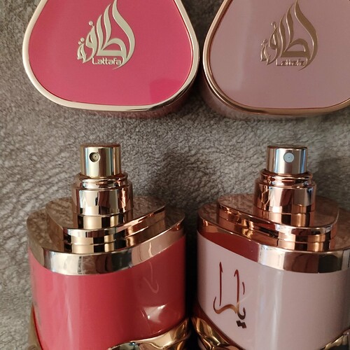 Jobb oldalon eredeti - bal oldalon Yara Candy